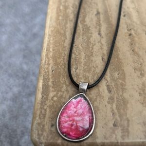 A tear drop pink flower necklace